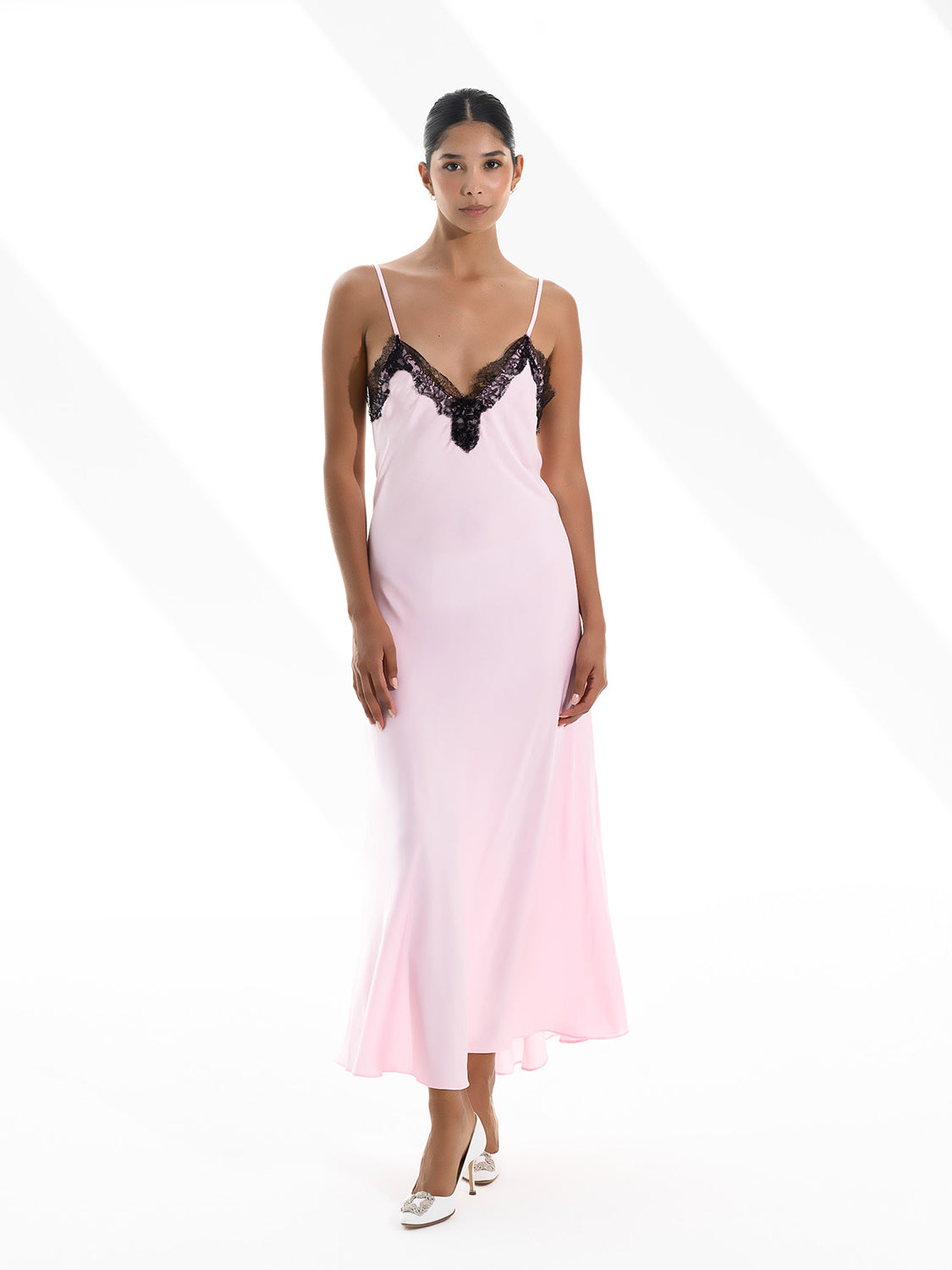 فستان وردي مع دانتيل