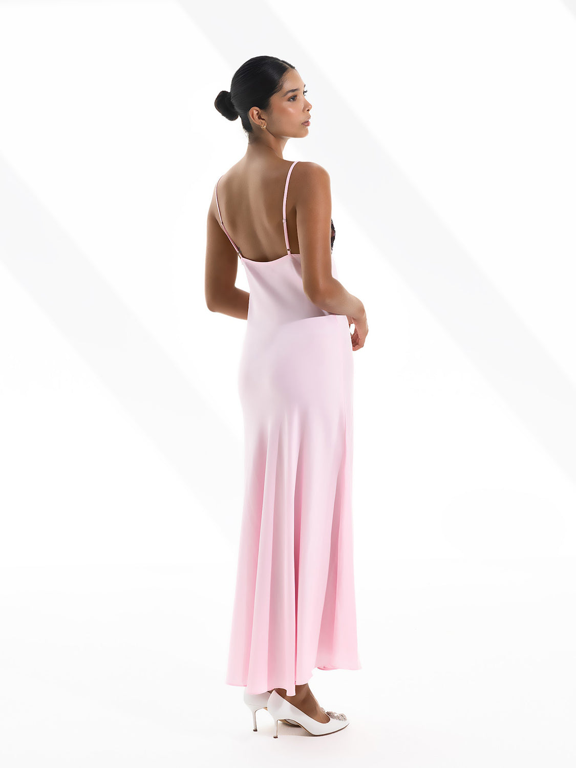 فستان وردي مع دانتيل