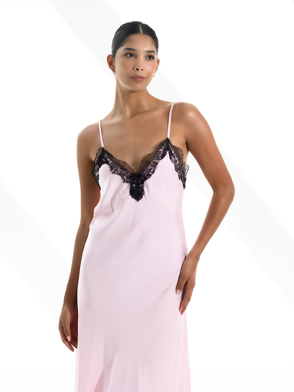 فستان وردي مع دانتيل