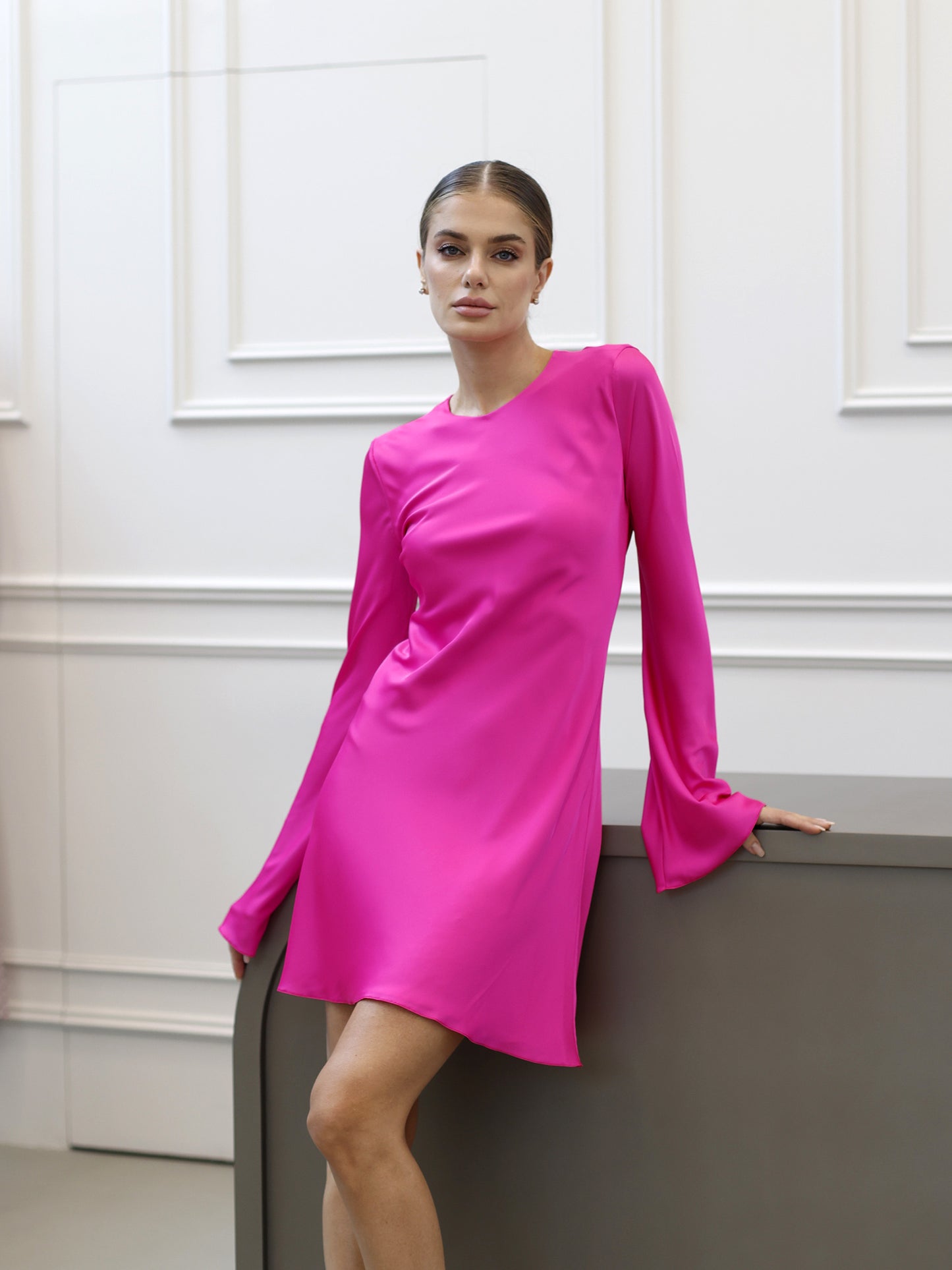 فستان قصير بلون الفوشيا