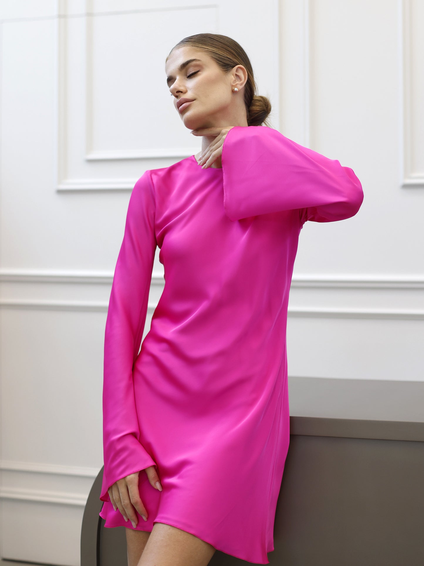 فستان قصير بلون الفوشيا