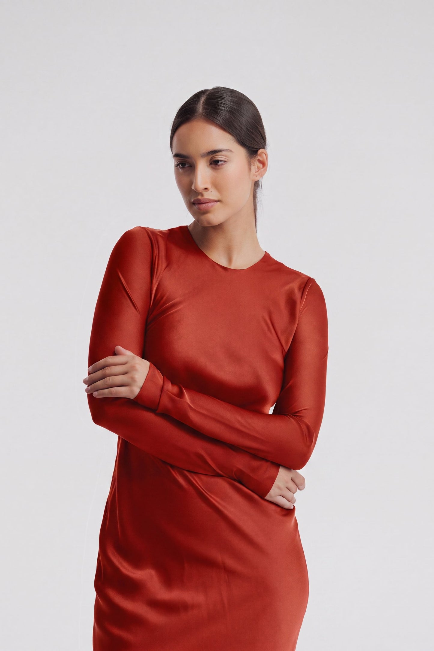 فستان أحمر متوسط ​​الطول